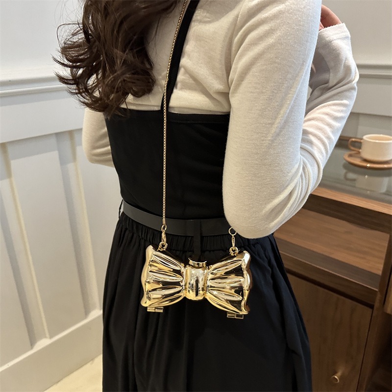 حقيبة كلاتش صغيرة معدنية ذهبية - مراجعة Wedding Vendor وسعره